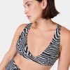 peninsula_xtra_life_bikin_0-8.webp Sweaty Betty Peninsula Xtra Life Bikini Top
